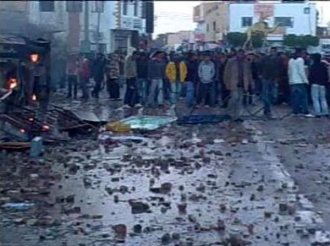 Tunisko 13. ledna 2013. Záběr z amatérského videa.