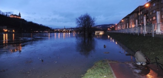 V Ústí nad Labem se pro jistotu stavějí protipovodňové hráze.