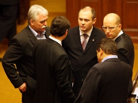 Kolegové ve straně, ve sněmovně a také konkurenti - Sobotka a Hašek.