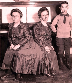 Srostlé sestry Blažkovy se synem Františkem. Sestry žily v letech 1878 až 1922. 