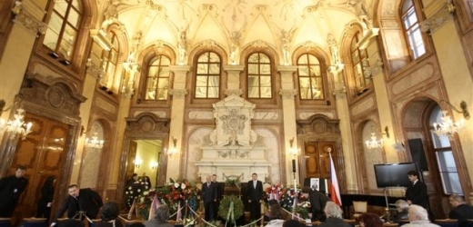 Ve Valdštejnském paláci proběhlo i loučení s exministrem Dienstbierem.