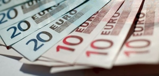 Německo se pře s Evropskou komisí o podobě záchranného balíku eurozóny.