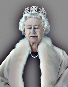Z výstavy portrétů britské královny.