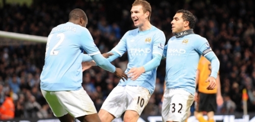 Edin Džeko (uprostřed) oslavuje jednu ze čtyř branek Manchesteru City.