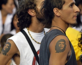 Odcházející kubánské lékaře třeba nahradí tito dva idealističtí argentinští studenti medicíny na havanské univerzitě. Jejich tetování dělá komunistickým kádrovákům radost. 