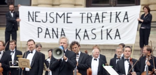 Čeští filharmonici v červnu protestovali proti řediteli Kasíkovi. 
