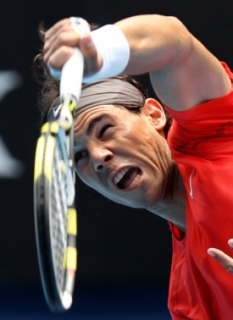 Rafael Nadal servíruje v zápase 1. kola.
