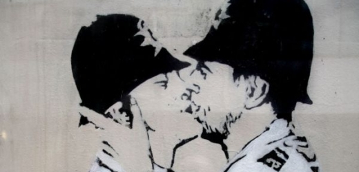 Banksy rád provokuje: na snímku je jeho slavné graffiti v anglickém Brightonu.