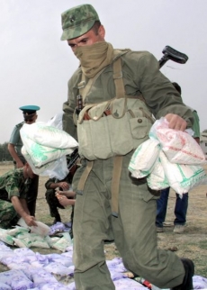 Tehdejší šéf ruské protidrogové agentury Viktor Čerkesov v roce 2005 Tádžikistán navštívil, aby posoudil účinnost boje ruských pohraničníků proti drogové mafii. "Uvědomil si, že hlídky s drogami spíš kšeftují, než aby je ničily," řekl prezident Rachmon americkému diplomatovi. Uvedl také, že z tádžického ministerstva obrany vyhnal 50 ruských generálů, kteří v zemi působili jako poradci. Podle Rachmona byli rovněž zapleteni do obchodu s narkotiky.
