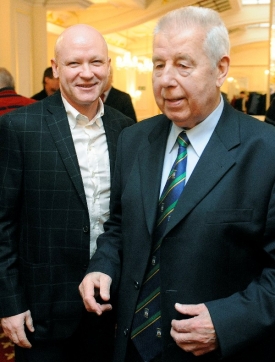 Josef Masopust (vpravo) a předseda ČMFS Ivan Hašek.