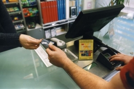 Platba pokuty prostřednictvím přenosného platebního terminálu je v postatě stejná jako použití karty v obchodě (ilustrační foto).
