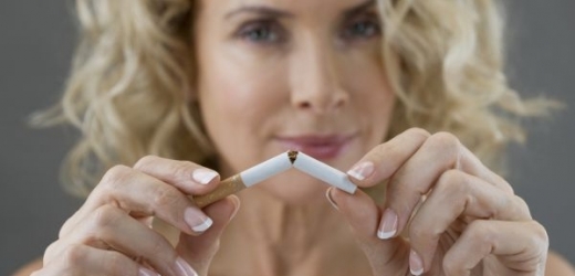 Ženy kouří méně, i proto žijí obvykle déle než muži (ilustrační foto).
