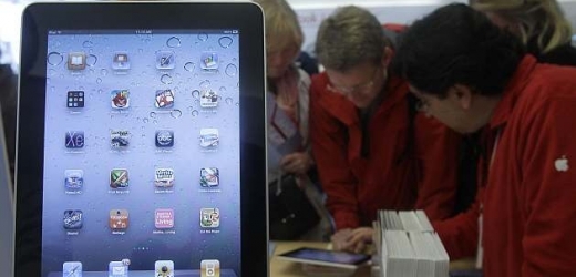 Zájem o iPady pomohl technologické ikoně Apple k rekordním tržbám.