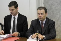 Jacek Spyra (vlevo) u soudu. 