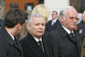 Právo a spravedlnost dál vede Jaroslaw Kaczyński.