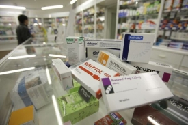 Ceny léků by měly klesnout nejméně o sedm procent (ilustrační foto).