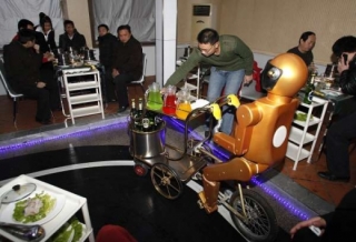 Návštěvníky restaurace v Jinanu obsluhuje a baví robot.