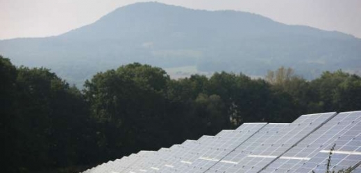 Solárních panelů přibylo loni více jen v Německu a v Itálii.