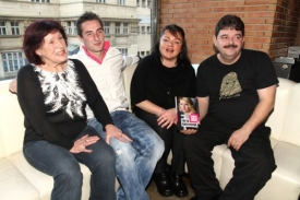 Rodina Petra Sepéšiho - zleva babička, syn Petr, uprostřed autorka knihy Michaela Remešová a vpravo bratr zemřelého zpěváka Janek.