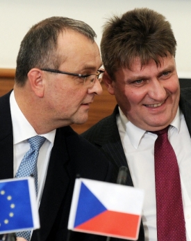 Ministr financí Miroslav Kalousek s prezidentem Českého tenisového svazu Ivem Kaderkou (vpravo).