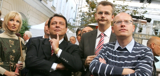 Bohuslav Sobotka (vpravo) je nejoblíbenějším politikem.