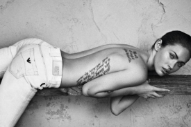Megan Foxová se pyšní tetováním na zádech.