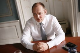 Březnová volba předsedy ČSSD slibuje vyrovnaný boj. Michal Hašek sbírá nominace stejně jako jeho soupeř.
