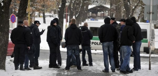 Policie se v Příbrami snaží nepustit znesvářené skupiny k sobě.