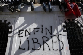 Konečně svobodní, hlásá nápis na zdi. Tunisané chtějí dovést svržení diktatury do konce.