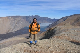 Stephen Grasby na severu Kanady - v místech, kde lze najít vrstvu sopečného popílku z doby před 250 miliony let.