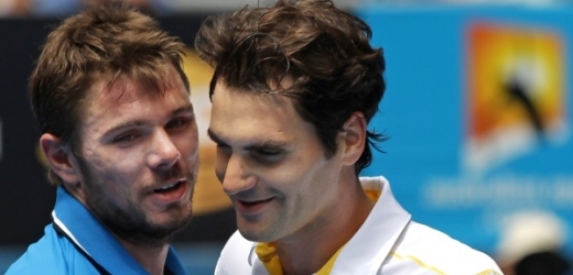 Federer (vpravo) neměl s krajanem Wawrinkou žádné slitování.