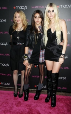 (zleva) Madonna, Lourdes a Taylor Momsenová.