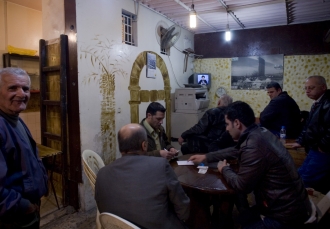 Lidé v Bejrútu poslouchají Nasralláha, šéfa Hizballáhu, který hovoří v televizi.