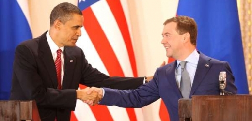 Prezidenti Obama a Medveděv v Praze.