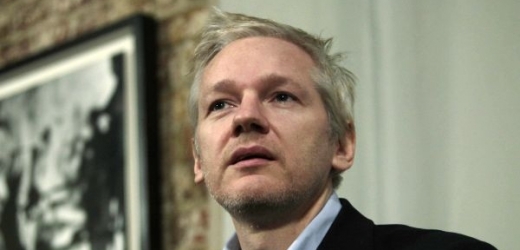 Na Juliana Assange jsou zatím Američané krátcí, ale zadržují ho v Anglii.