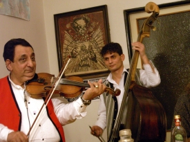 Romové se před sto lety živili převážně muzikou a handlováním s koňmi. Dnes už jim zbyla jen ta muzika.