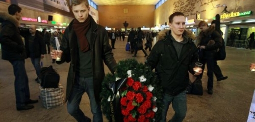 Na letišti Domodědovo i ve svatostáních všeho druhu si Rusové připomínají oběti.