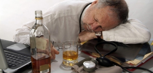 Lékaři naměřili v ordinaci přes čtyři promile alkoholu (ilustrační foto).