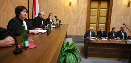 Zveřejnění členství v KSČ u ústavních soudců je v souladu se zákonem. 