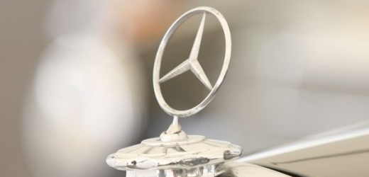 Trojcípá hvězda ve znaku automobilů přišla po spojení Benze s Daimlerem.