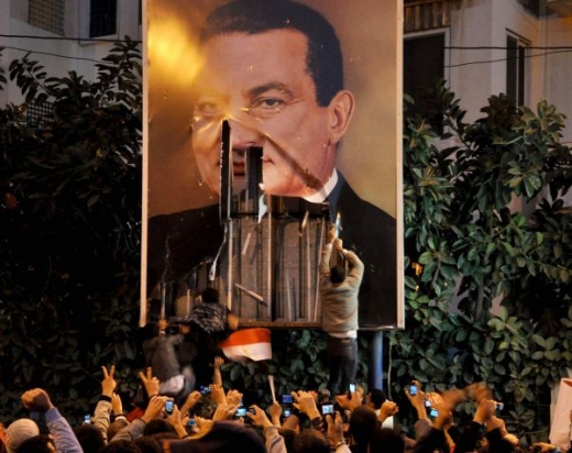 Tisíce Egypťanů se bouří proti prezidentu Mubarakovi.