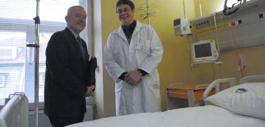 Ministr zdravotnictví Leoš Heger v pražské Všeobecné fakultní nemocnici.