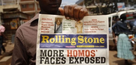 Výtisk deníku Rolling Stone s fotkami a jmény domnělých gayů "určených k likvidaci".