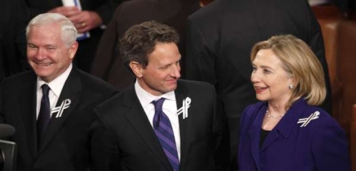 Tim Geithner, ministr financí USA (uprostřed), má důvod k úsměvu. Americká ekonomika roste.