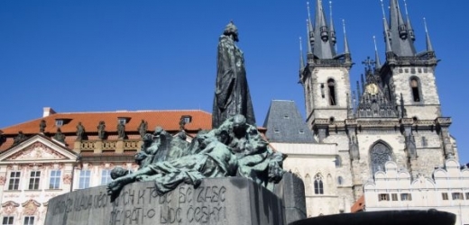 Víte, který český literát považoval Suchardův pomník Husa za "rozmáchlý, naprázdno vyšumělý"? 