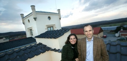 Ivan Pilip s manželkou Lucií na svém zámku Trnová za Prahou.