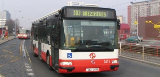 Na lince do Dolních Počernic bude jezdit více bezbariérových autobusů (ilustrační foto).