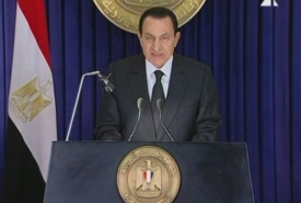 Prezident Husní Mubarak vyzval v televizním projevu vládu k rezignaci.