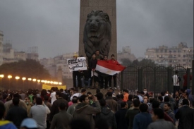 Kvůli masivním demonstracím a neklidné situaci, káhirská burza strmě padá.