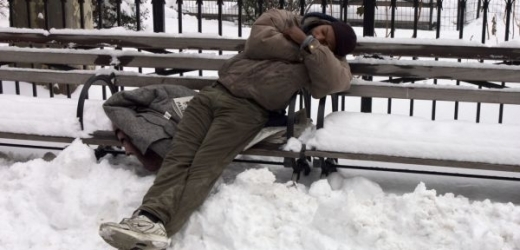 Polský bezdomovec přežil polonahý venku na lavičce v desetistupňových mrazech (ilustrační foto).